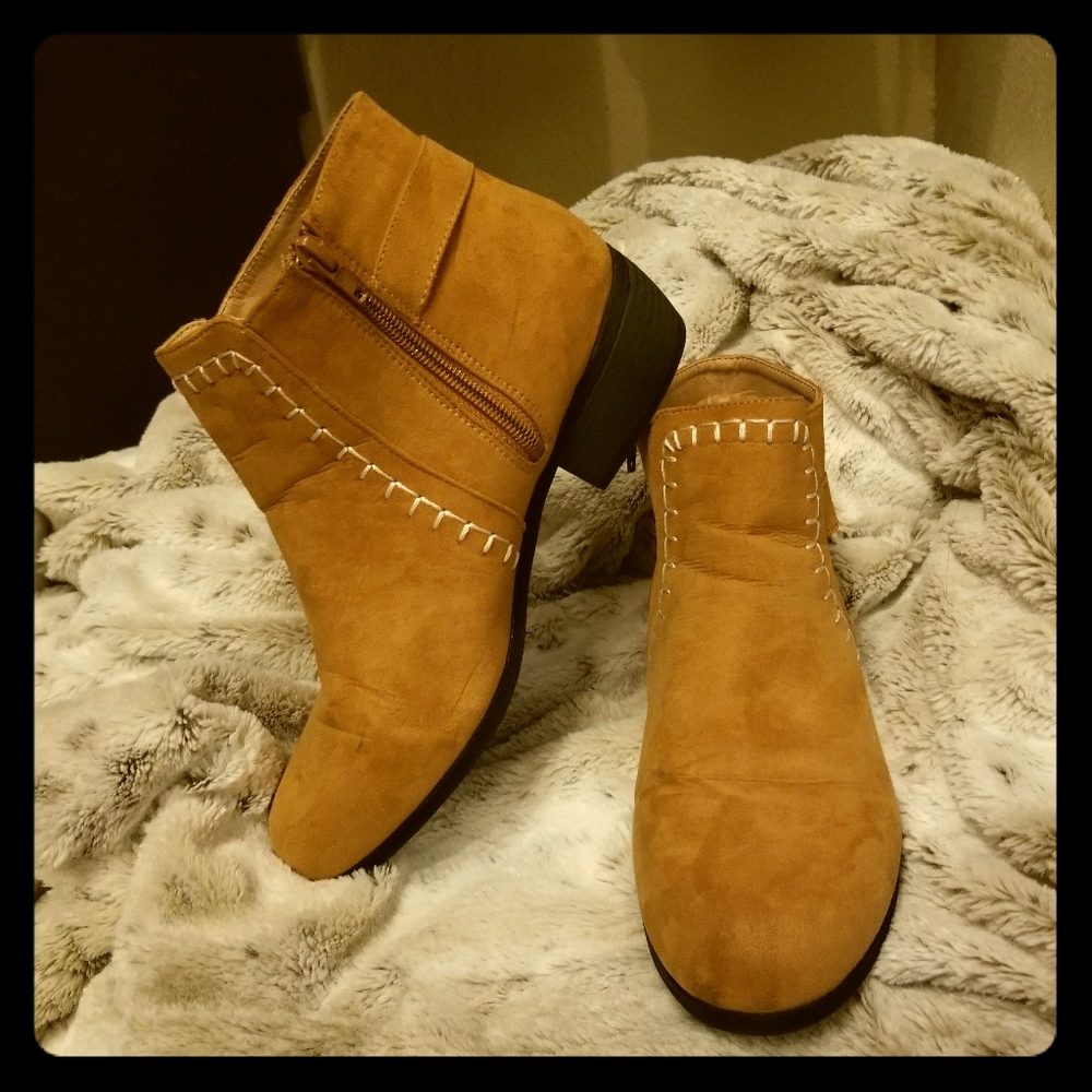 Booties w/buckle & stitching